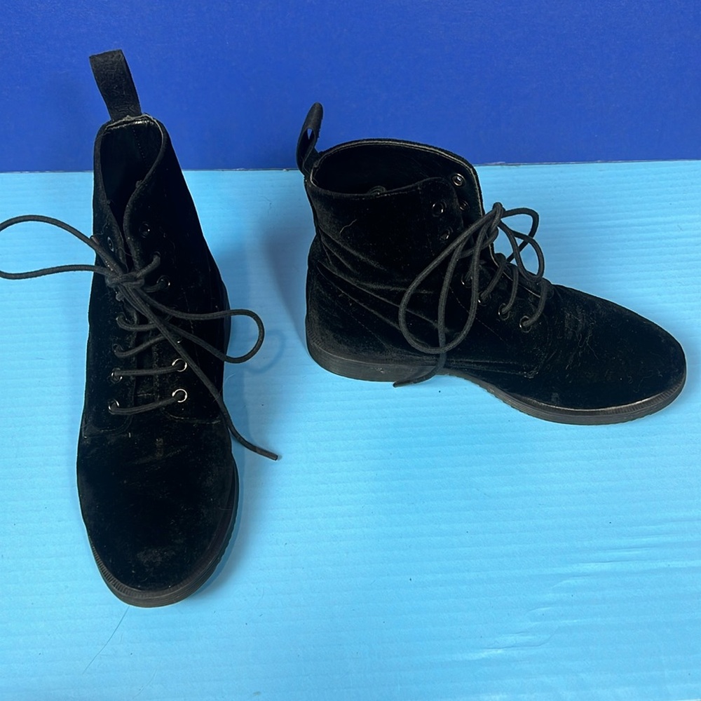 DM Dr Martens Evan Black Velvet Lace Up Boots 7